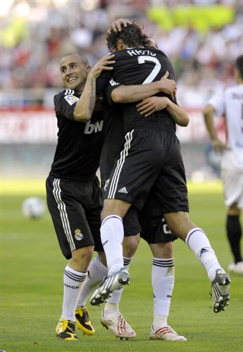 孙兴慜重返北伦敦揭幕壁画并与球迷告别（孙兴慜回归北伦敦出席壁画揭幕，向球迷告别）