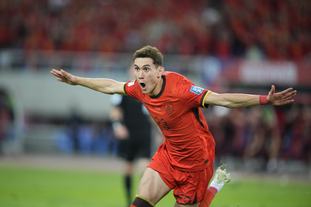 火星撞地球！枪手领跑英超&欧冠0丢球，拜仁新赛季17胜1平不败（世纪碰撞！枪手英超领跑欧冠零失球，拜仁新季17胜1平仍不败）