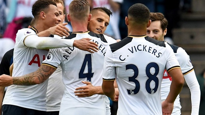 拓记：克林根争抢篮板后一瘸一拐走向替补席，赛前左小腿就有挫伤（拓记：克林根抢板后跛行回替补席，赛前左小腿已有挫伤）