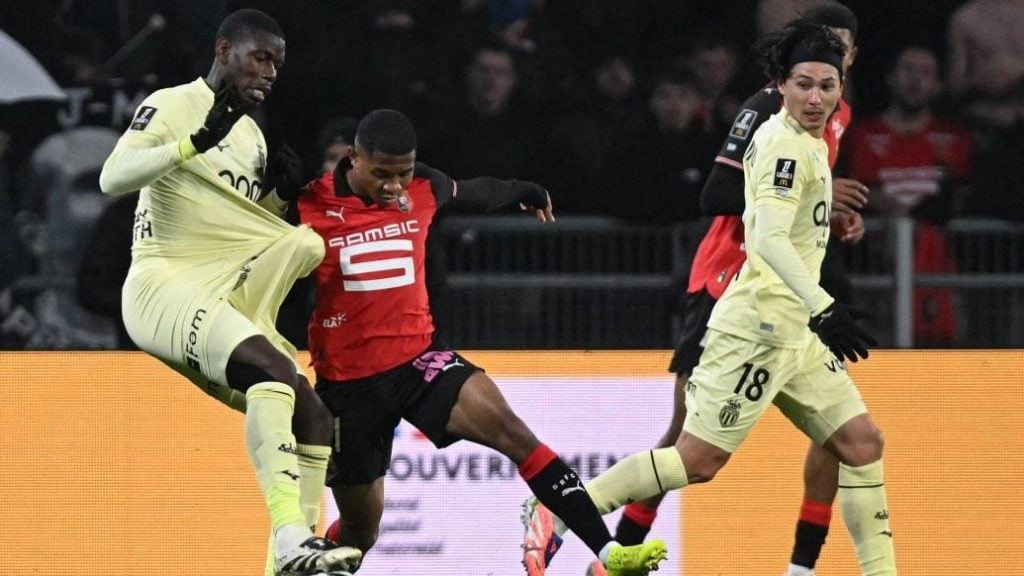 利物浦萨拉赫任意球破门锁定胜局（萨拉赫任意球建功，利物浦锁定胜利）