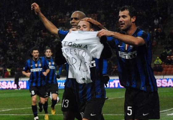 与4结缘，多特5轮欧冠联赛有4轮打入4球，剩下1轮被曼城进4球（多特与数字4的奇缘：5场欧冠4场打进4球，另1场被曼城灌4球）